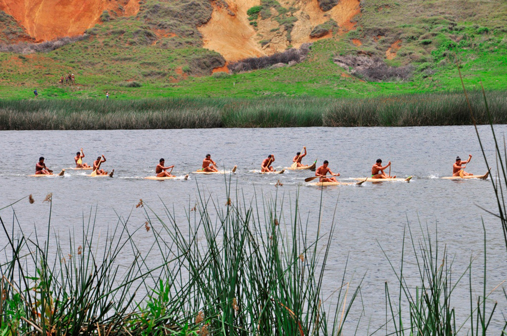 Tapati, triathlon, traversée du lac en canoé de totora