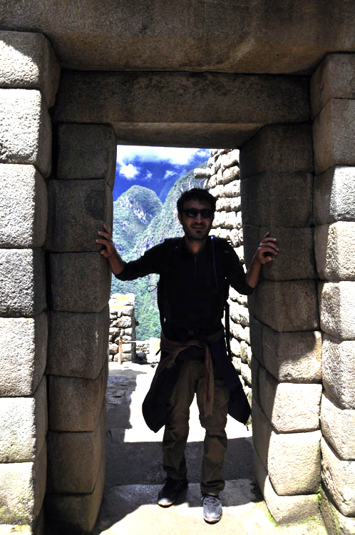 Machu Picchu, porte trapézoïdale avec touriste