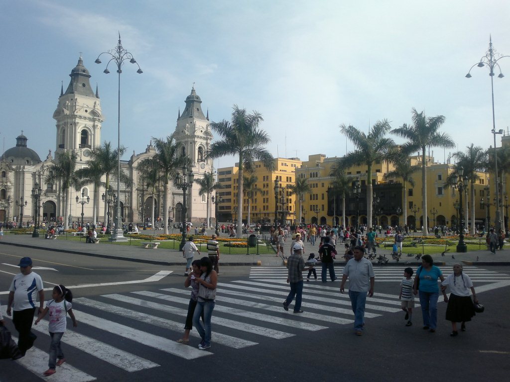 La place d'armes de Lima, sous le soleil