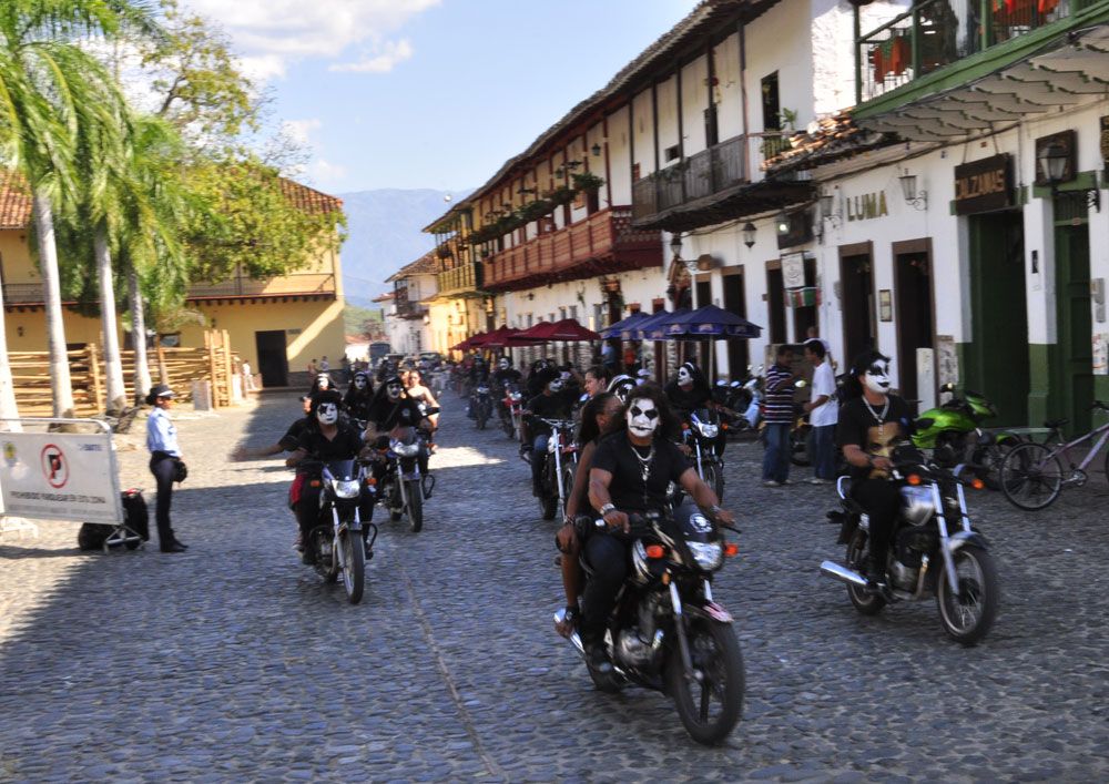 Santa Fe de Antioquia, défilé des motards diablotins