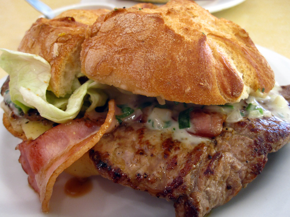Chez Mamut, à Arequipa, on fait des sandwiches au steak