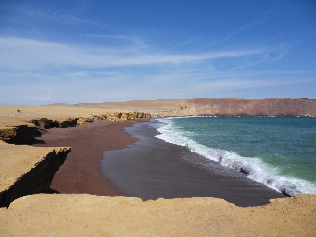 Réserve naturelle de Paracas, plage de sable rouge