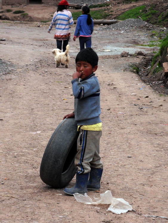 Enfant jouant avec un pneu